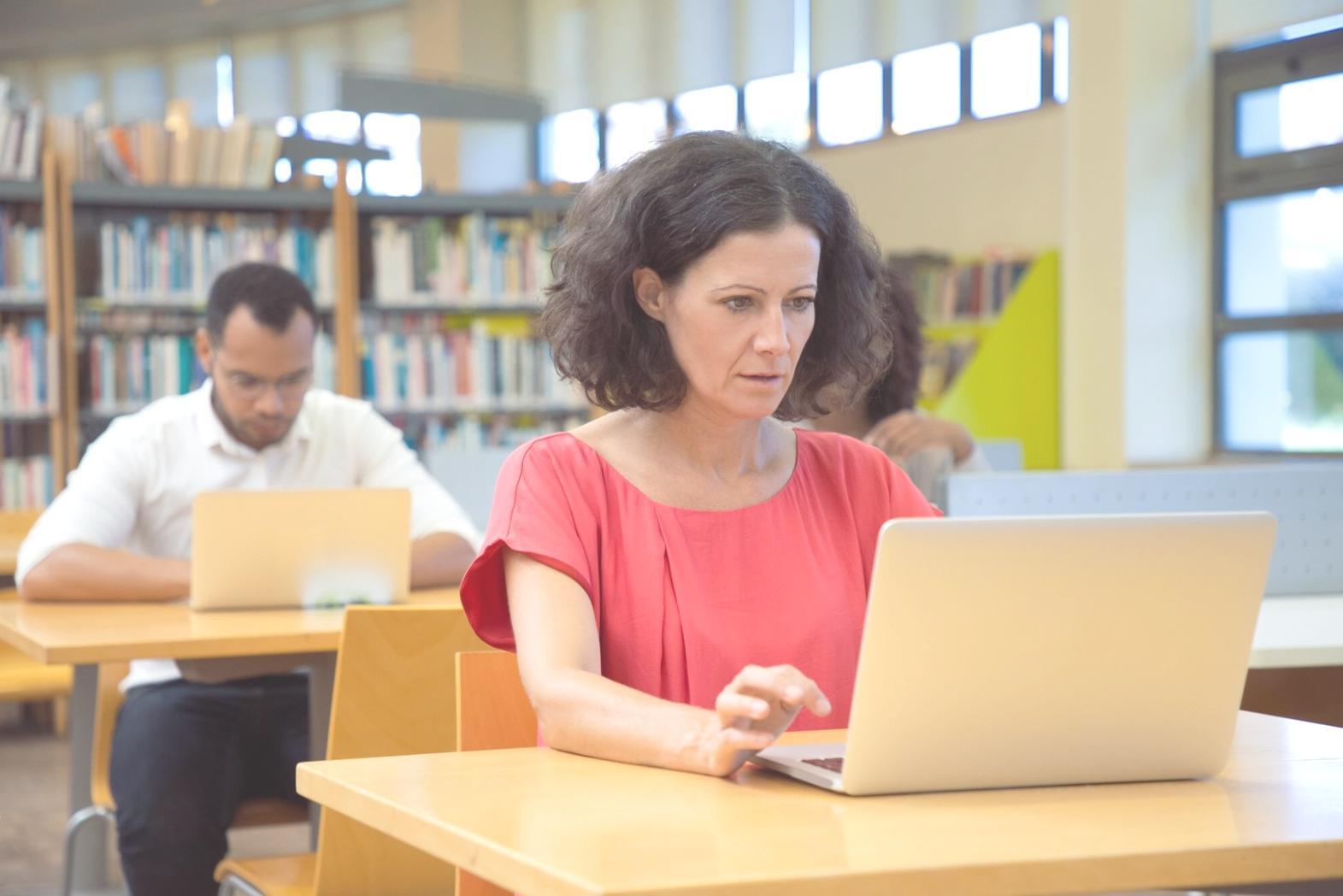 Teilnehmer beim gemeinsamen Arbeiten an Automatisierungsprojekten