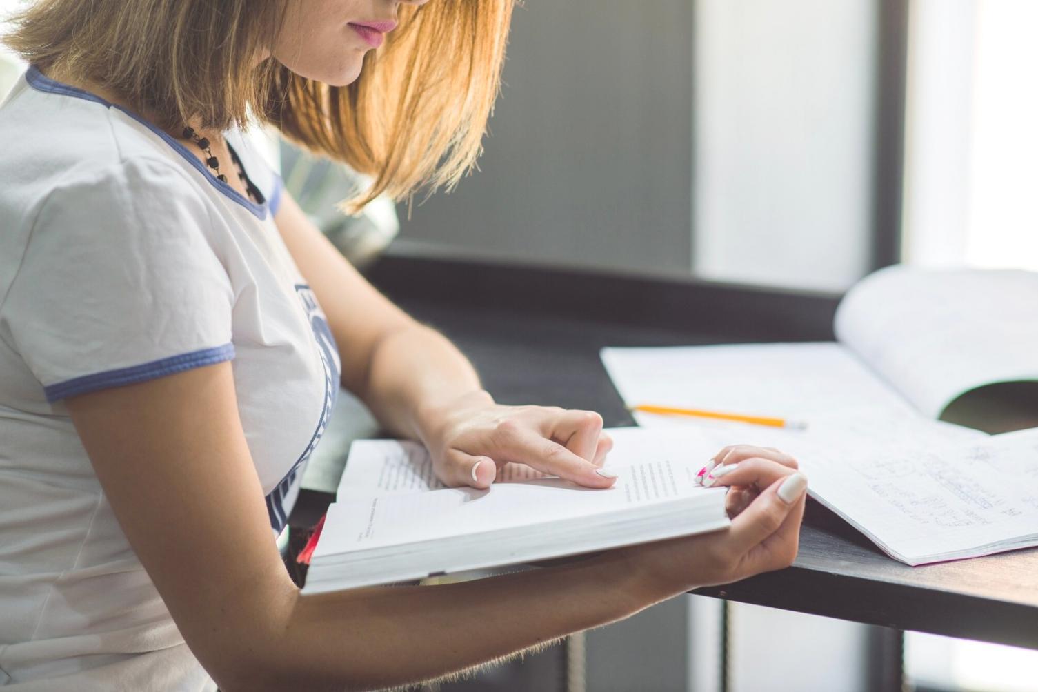 Moderne Büroumgebung mit digitalen Arbeitsplätzen